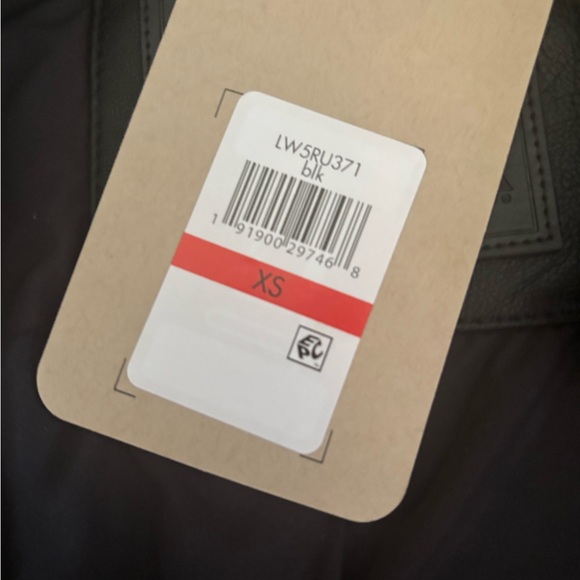 Levi's Women's Sleek Black Leather Jacket - Picture 12 of 12